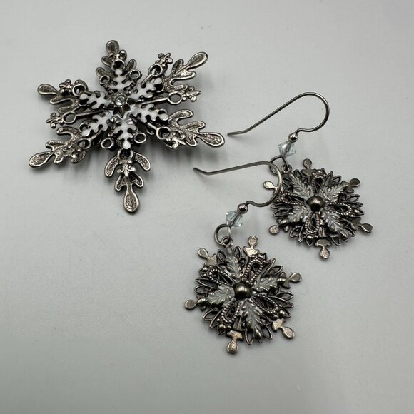 Snowflake Brooch Earring Set Silver Tone Winter Holiday Christmas Theme Jewelry - Picture 5 of 11